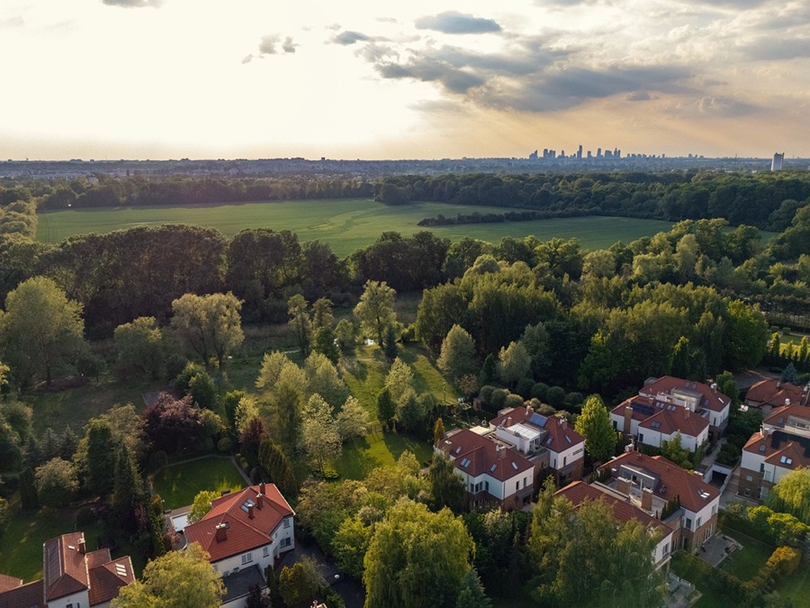 Ujęcie z drona o zmierzchu z panoramą Warszawy w tle